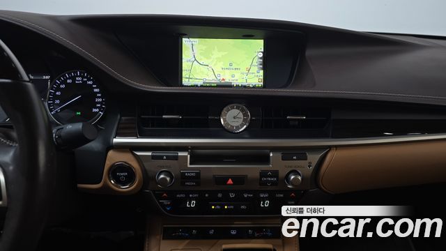 Lexus ES 2018 — photo 13
