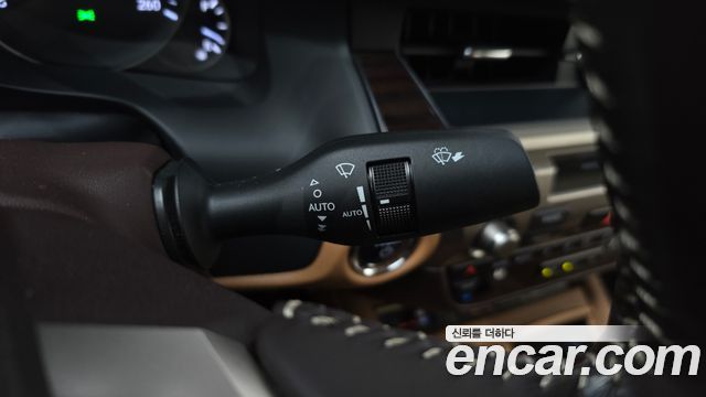 Lexus ES 2018 — photo 17