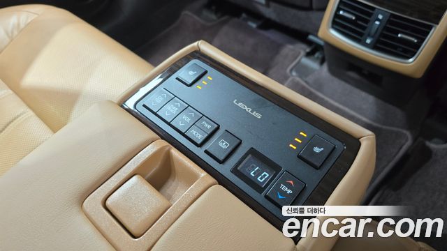 Lexus ES 2018 — photo 18