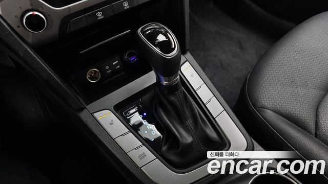 Hyundai AVANTE 2018 — photo 12