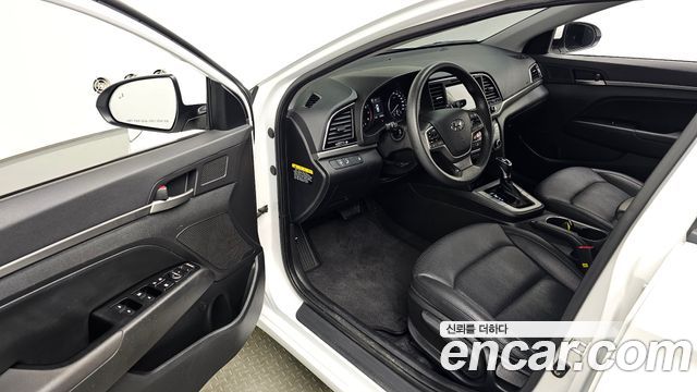 Hyundai AVANTE 2018 — photo 13