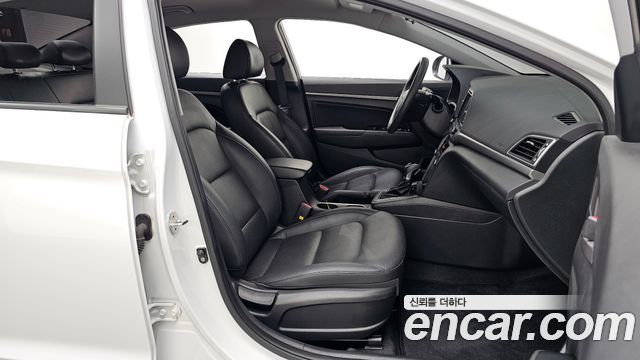 Hyundai AVANTE 2018 — photo 17