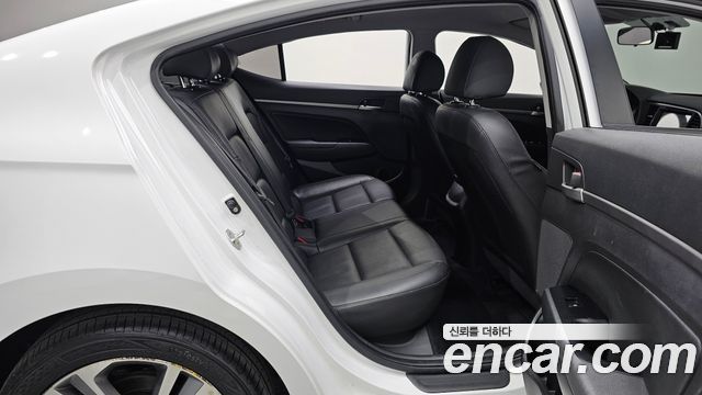 Hyundai AVANTE 2018 — photo 18