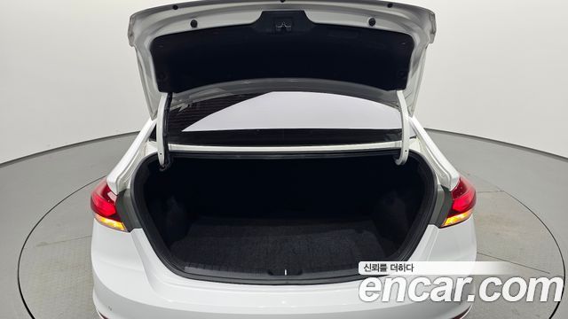 Hyundai AVANTE 2018 — photo 26