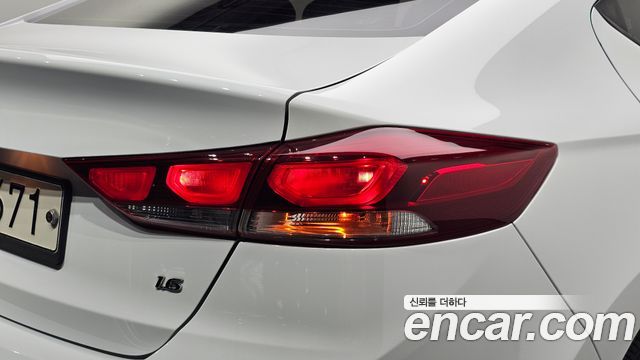 Hyundai AVANTE 2018 — photo 9