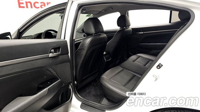 Hyundai AVANTE 2018 — photo 16