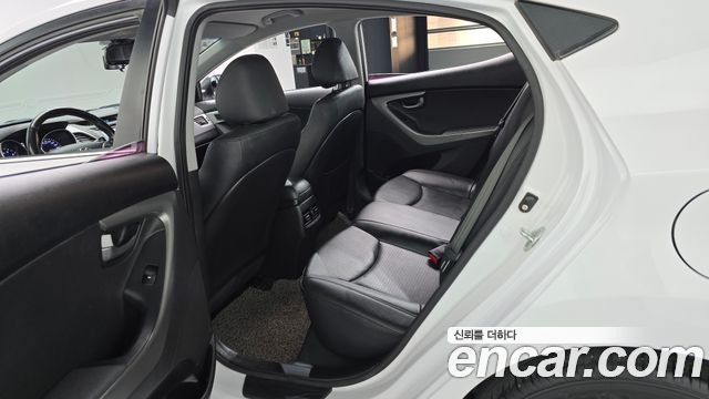 Hyundai AVANTE 2015 — photo 17