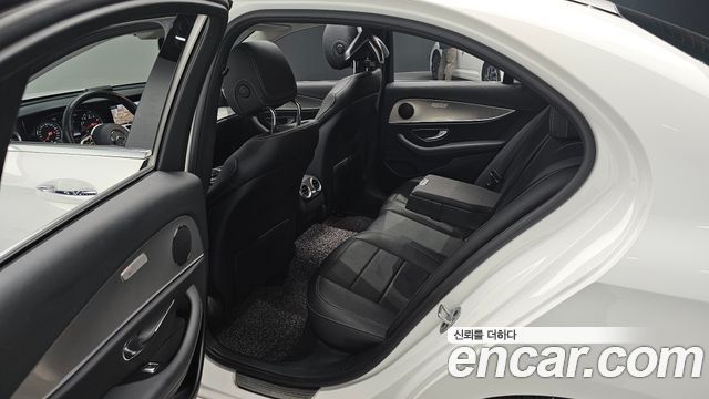 Mercedes-Benz E-Class 2019 — photo 18
