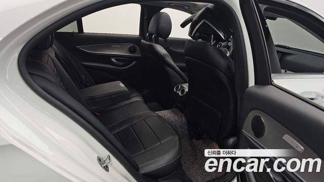 Mercedes-Benz E-Class 2019 — photo 16