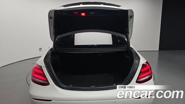 Mercedes-Benz E-Class 2019 — photo 28