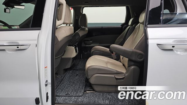 Kia Canival 2023 — photo 12