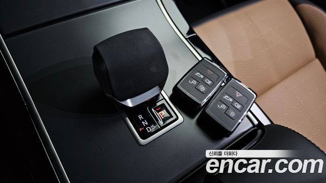Land Rover Range Rover Velar 2025 — photo 12