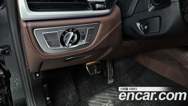 BMW 7-Series 2020 — photo 29