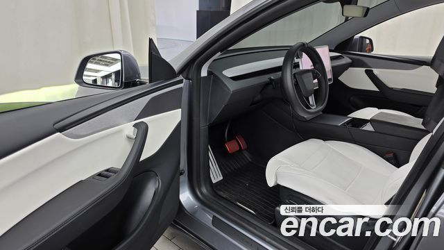 Tesla Model Y 2025 — photo 13