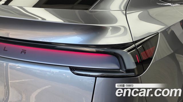 Tesla Model Y 2025 — photo 9
