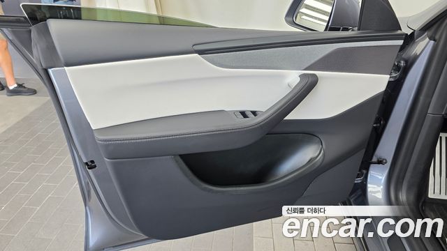Tesla Model Y 2025 — photo 14