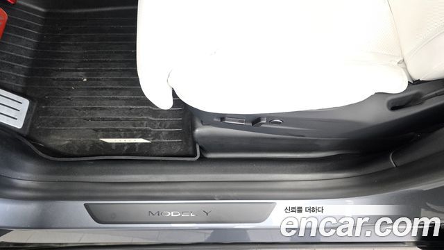 Tesla Model Y 2025 — photo 28