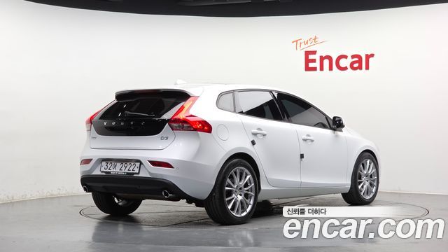 Volvo V40 2018 — photo 2