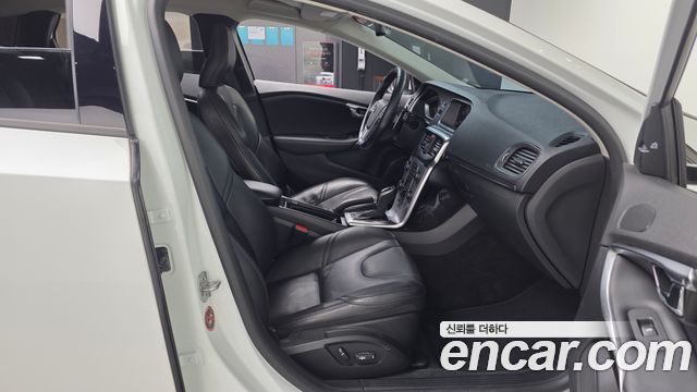 Volvo V40 2018 — photo 17