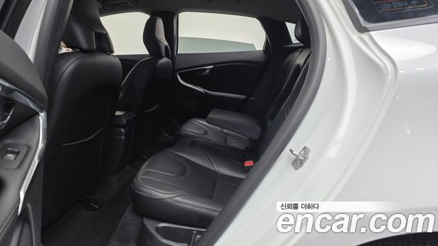 Volvo V40 2018 — photo 18