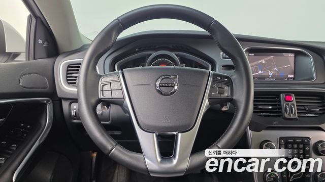 Volvo V40 2018 — photo 19
