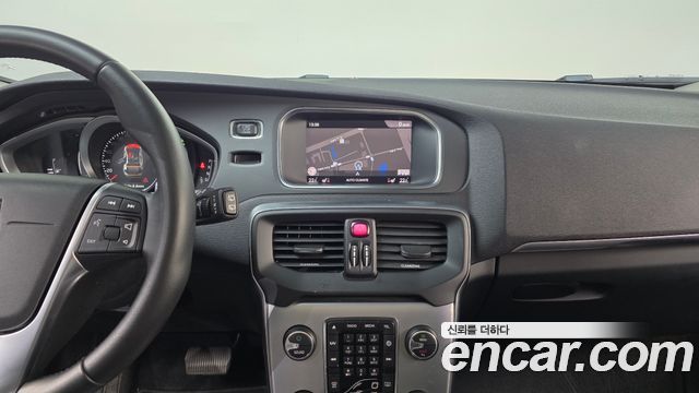 Volvo V40 2018 — photo 20