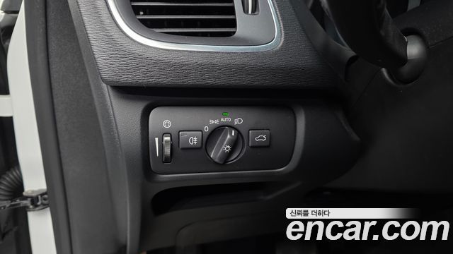 Volvo V40 2018 — photo 24