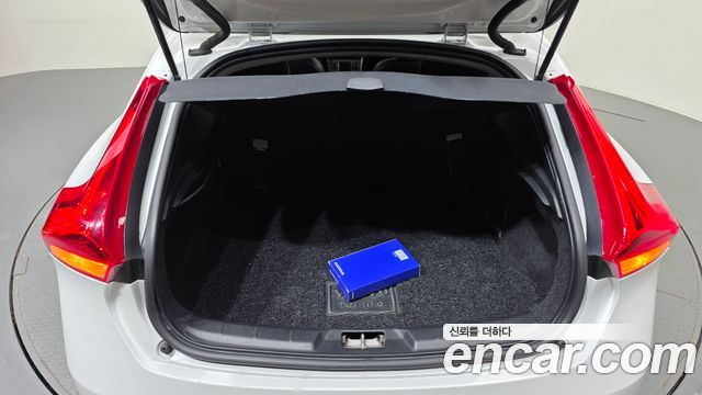 Volvo V40 2018 — photo 26
