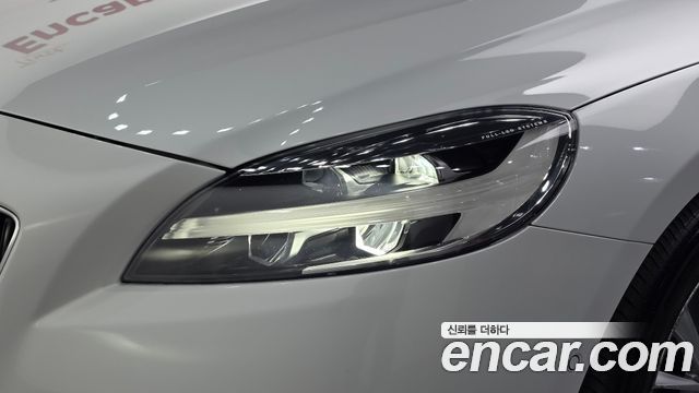 Volvo V40 2018 — photo 8