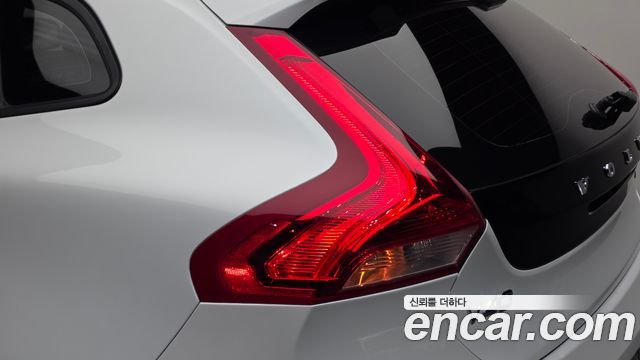 Volvo V40 2018 — photo 9