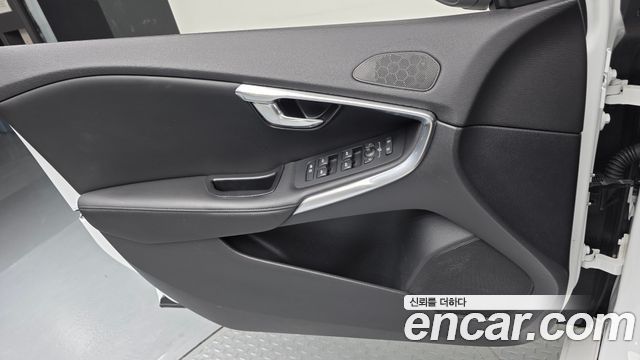 Volvo V40 2018 — photo 14