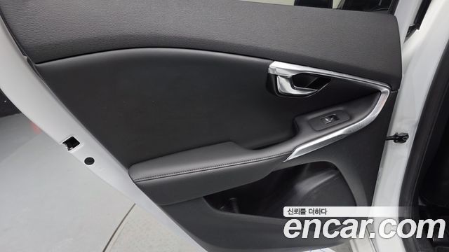 Volvo V40 2018 — photo 15