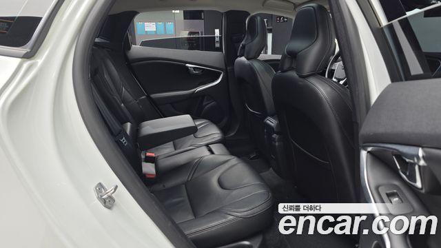 Volvo V40 2018 — photo 16