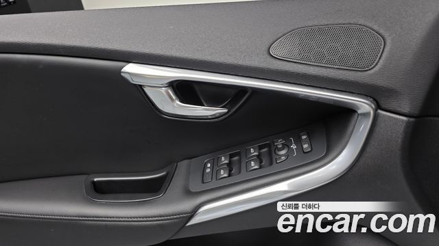 Volvo V40 2018 — photo 27