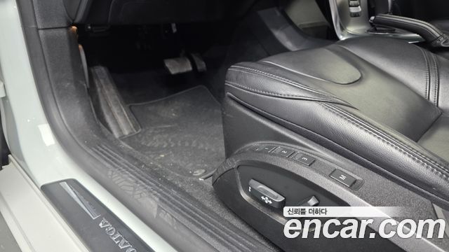 Volvo V40 2018 — photo 29