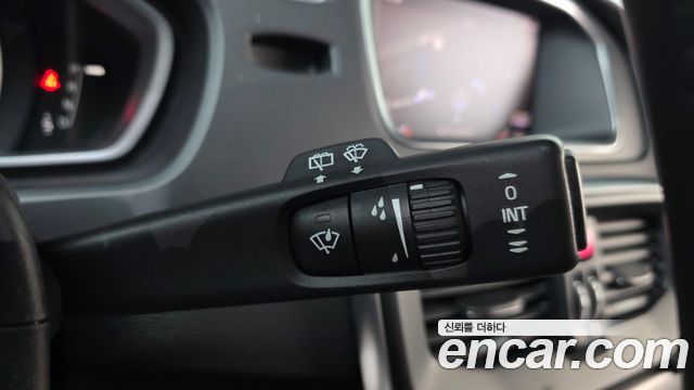 Volvo V40 2018 — photo 31