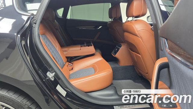 Maserati Quattroporte 2018 — photo 18