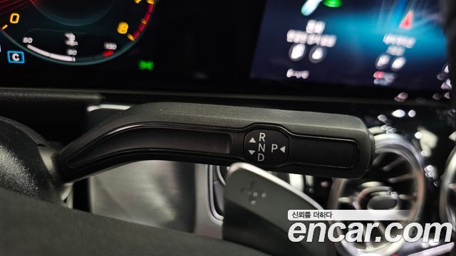 Mercedes-Benz GLB-Class 2021 — photo 9