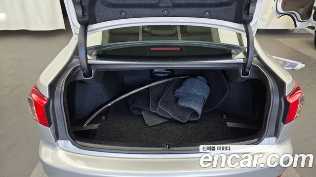 Lexus IS 2011 — photo 20