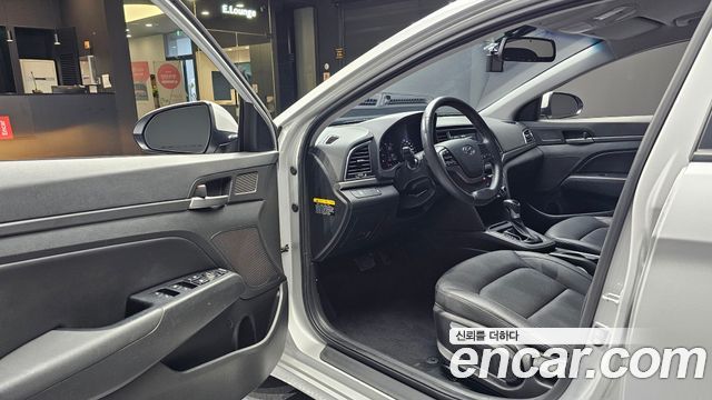 Hyundai AVANTE 2017 — photo 10