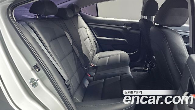 Hyundai AVANTE 2017 — photo 12