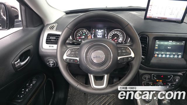 Jeep Compass 2018 — photo 13