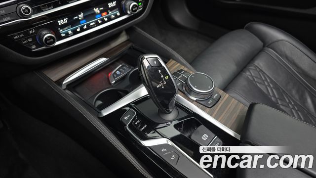 BMW 5-Series 2018 — photo 12