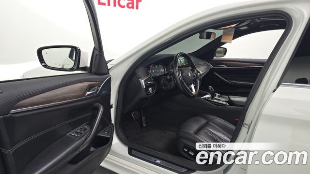 BMW 5-Series 2018 — photo 13