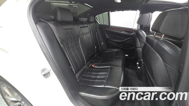 BMW 5-Series 2018 — photo 17