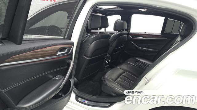 BMW 5-Series 2018 — photo 18