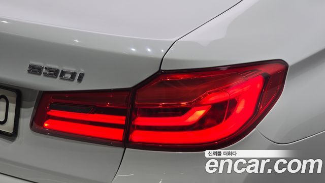 BMW 5-Series 2018 — photo 9