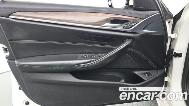 BMW 5-Series 2018 — photo 14