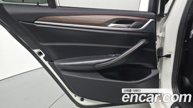 BMW 5-Series 2018 — photo 15