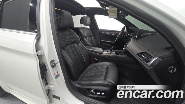 BMW 5-Series 2018 — photo 16